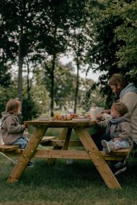 Hosté ubytování Kampeerhuisje met veranda over de vijver + 6 fotografií