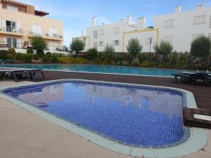 een groot zwembad in het midden van een gebouw bij Gloria Maris Cabanas Gardens in Cabanas de Tavira