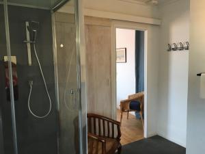 een badkamer met een douche en een glazen deur bij Haritza in Anglet