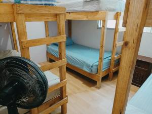 Habitación con 2 literas y ventilador. en El Costeñito Hostal en Veracruz