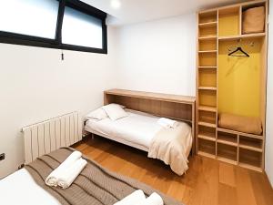 Łóżko lub łóżka w pokoju w obiekcie NEW! Lovely 3-Bedroom Loft in Bilbao
