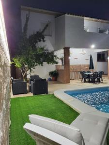 sala de estar con piscina y césped verde en Villa El Mirador, en Cortes de la Frontera