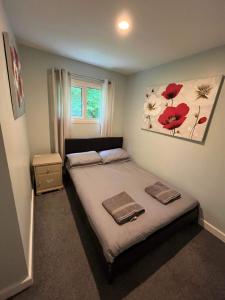 een slaapkamer met een bed met twee handdoeken erop bij Vila 46 Lanteglos Hotel in Lanteglos