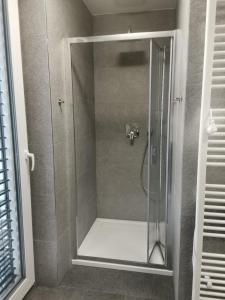 多尔尼莫拉瓦Apartmán Pod sjezdovkami的浴室里设有玻璃门淋浴 更多22张照片