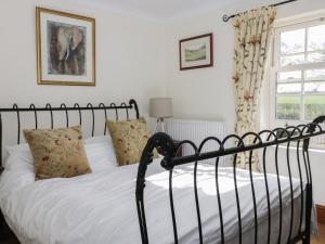 Кровать или кровати в номере Acorn Cottage