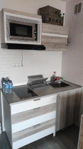 Kuchnia lub aneks kuchenny w obiekcie Saltillo Alto Gray Studio. Vistas al mar y piscina