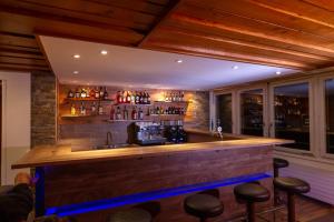 Khu vực lounge/bar tại Hotel Swiss Views
