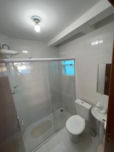 een badkamer met een douche, een toilet en een wastafel bij Apartamento Elite em Cunha in Cunha +9 foto's