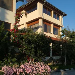 a building with flowers in front of it at Къща за гости Костови in Byala