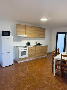 A kitchen or kitchenette at Casa Rodrigues