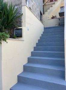 eine Treppe mit blauen Stufen neben einem Gebäude in der Unterkunft Casa Rodrigues in Terras de Bouro