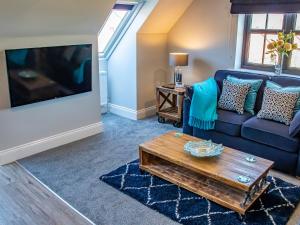 a living room with a couch and a coffee table at Woodland View in Richmond