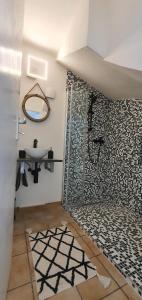 uma casa de banho com um chuveiro, um lavatório e um espelho. em Haus Charlotte em Bruttig-Fankel
