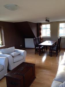 een woonkamer met een bank en een tafel bij Deutsches Haus in Willingen