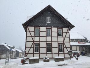 een groot gebouw met sneeuw erop bij Deutsches Haus in Willingen