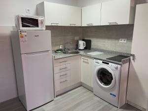 Kuchyňa alebo kuchynka v ubytovaní Puerta del Sol Caleta Fuste (Fuerteventura)