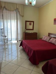 - une chambre avec un grand lit et une couverture rouge dans l'établissement Annalisa house 134, à Naples