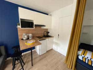 Kuchyň nebo kuchyňský kout v ubytování Appartement avec balcon et vue sur port - wifi privé - au dessus du Restaurant le Yackams + 4 fotografie