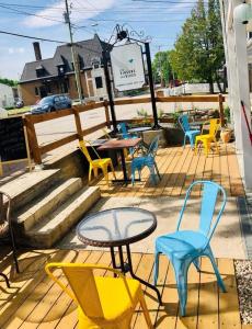 a group of chairs and tables on a patio at Les Pinsons des Rives in La Malbaie