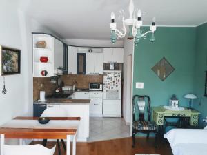 eine Küche und ein Wohnzimmer mit einem Tisch und einem Esszimmer in der Unterkunft Apartment Green Note in Split