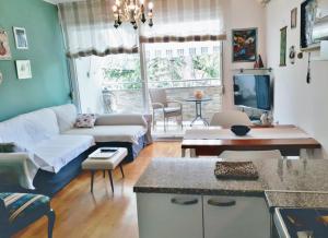 ein Wohnzimmer mit einem Sofa und einem Tisch in der Unterkunft Apartment Green Note in Split