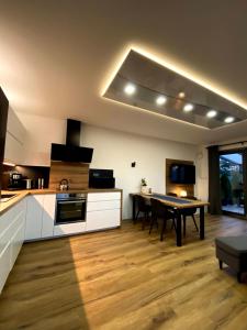 Kuchyň nebo kuchyňský kout v ubytování Apartmány DOME