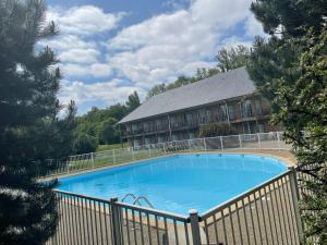 Bazén v ubytovaní Le voilier. Honfleur T2 dans résidence avec piscine alebo v jeho blízkosti