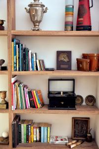una estantería llena de libros y TV en Atemporal en Lima