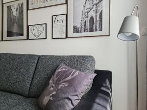 una sala de estar con sofá y algunas fotos en la pared en Apartment Traube - Stelvio, en Stelvio