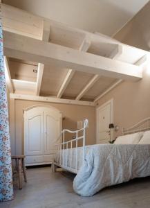 a bedroom with a bed and a white ceiling at AGRIB&B Il Pomo d'oro in Assemini