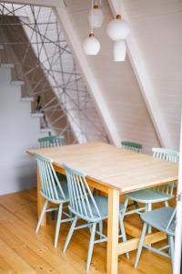 una mesa de madera y sillas en una habitación con escaleras en Domek Mały Las en Rzyki