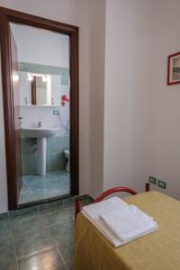 Posteľ alebo postele v izbe v ubytovaní Foresteria Roma Esercito della Salvezza