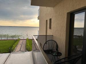 einen Balkon eines Hauses mit Meerblick in der Unterkunft Sunset Lake Apartments - Mamaia Nord in Mamaia