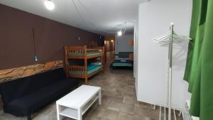 Postel nebo postele na pokoji v ubytování cabañas bungalow albergue camping valle do seo