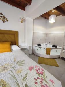 A bed or beds in a room at PEÑAFIEL DREAMS con JACUZZI