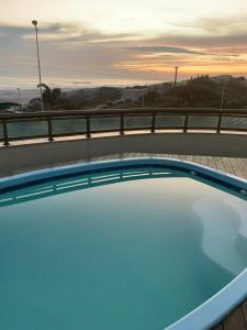 una piscina en la azotea de un edificio en Sofia I de frente para o mar en Arraial do Cabo