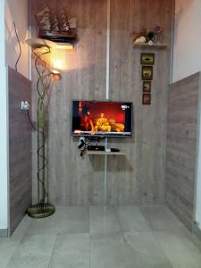 Apartman Anika في سوتوموري: غرفة معيشة مع تلفزيون بشاشة مسطحة على جدار