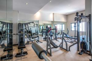 Fitness centrum a/nebo fitness zařízení v ubytování Loumage S Suites and Spa