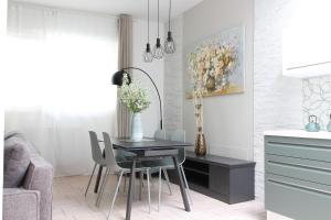 Una mesa de comedor y sillas en una cocina. en Altum Villare Apartments, en Rávena