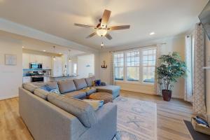 Χώρος καθιστικού στο Millville by the Sea - 24715 Park View St