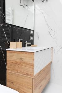 un baño con lavabo y espejo en Altum Villare Apartments, en Rávena