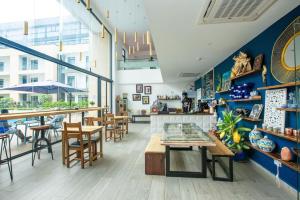 The VVIP Luxury Apartments @ Gardens في آكرا: مطعم فيه طاولات وكراسي في الغرفة