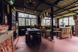 里奧班巴的住宿－Campo Wasi，一间用餐室,在房间内配有桌椅