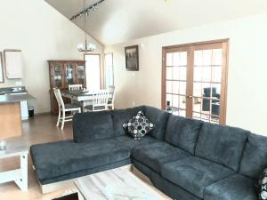 Gallery image of 3 Bedroom Cottage - Sunroom + Patio + Fire Pit in Grand Beach