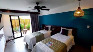 Postel nebo postele na pokoji v ubytování La Fortuna Lodge by Treebu Hotels