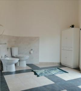 y baño con aseo y lavamanos. en b & b Jasmine, en Santa Teresa di Riva