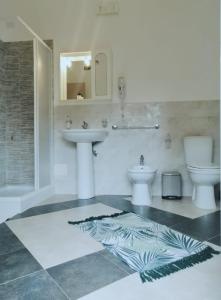 baño con lavabo y 2 aseos en b & b Jasmine, en Santa Teresa di Riva