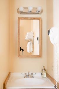 bagno con lavandino e specchio di Fernwood Resort a Big Sur