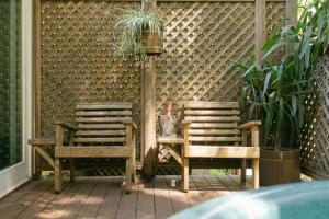 2 sedie e un tavolo su un patio di Fernwood Resort a Big Sur