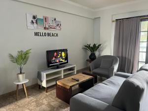 TV a/nebo společenská místnost v ubytování Villa Lippo carita langsung pantai 3bedroom
